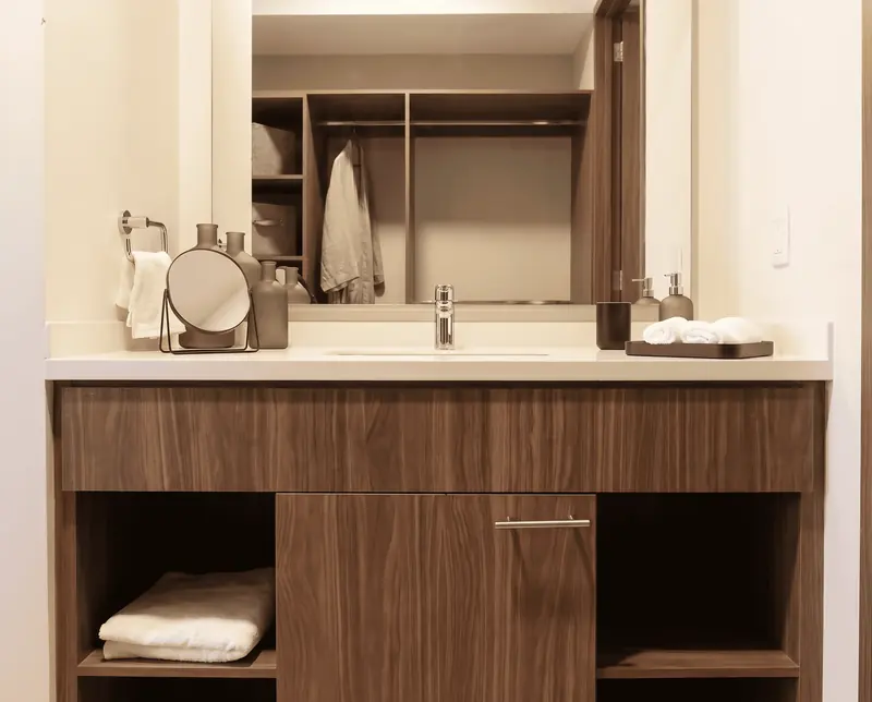 Vanity de baño en nogal, obra de Luis Llano