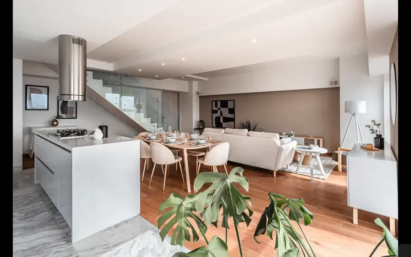 Cocina blanca con campana cilíndrica en Icon Beyond