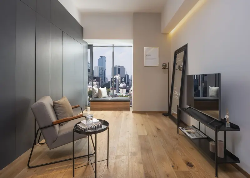 Sala con piso de ingeniería en Icon Roma