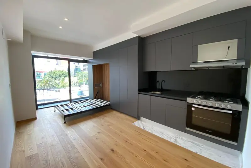 Cocina oscura y piso de ingeniería en Icon Roma