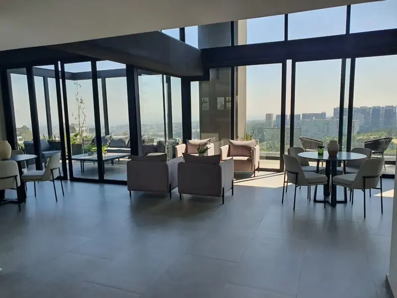 Sala con piso instalado y ventanales en Joy Bosques