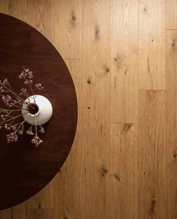 Detalle de piso de madera instalado por Luis Llano