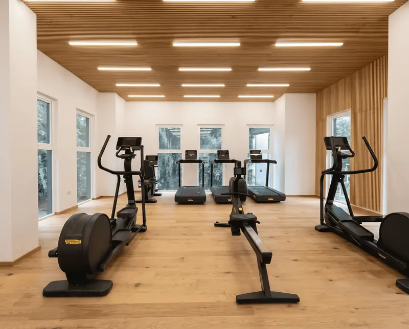 Piso de madera instalado en gimnasio, obra de Luis Llano