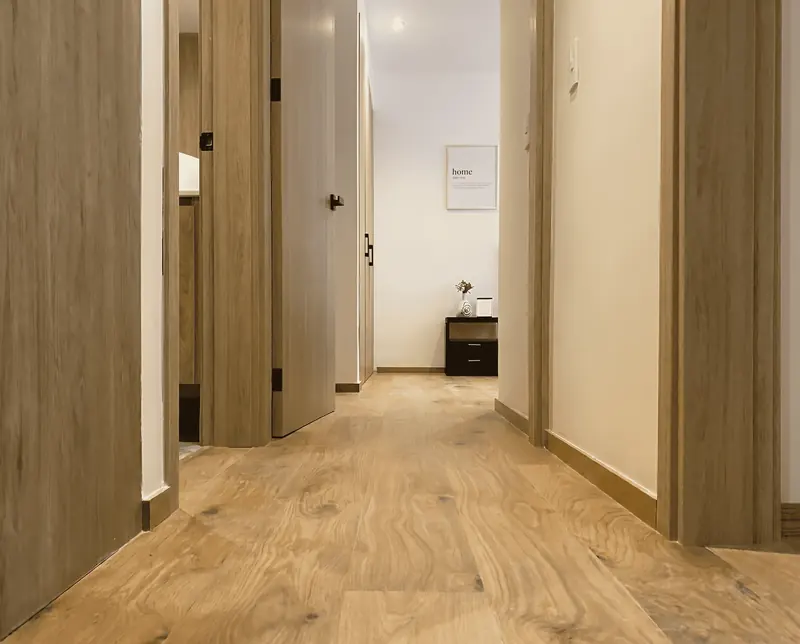 Pasillo con puertas de madera instaladas, obra de Luis Llano