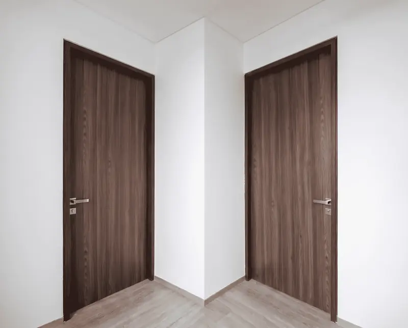 Par de puertas de nogal instaladas, obra de Luis Llano