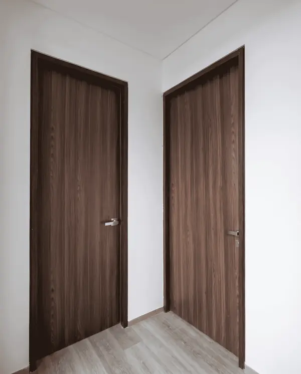Par de puertas de nogal instaladas, obra de Luis Llano