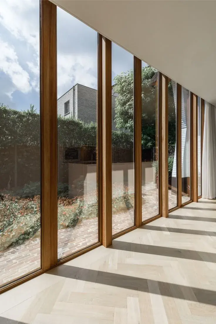 Ventanal con marcos de madera, imagen de referencia de producto